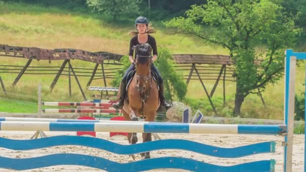 Eine Junge Frau Sieht Beim Reiten Sehr Konzentriert Aus Sie — Stockvideo