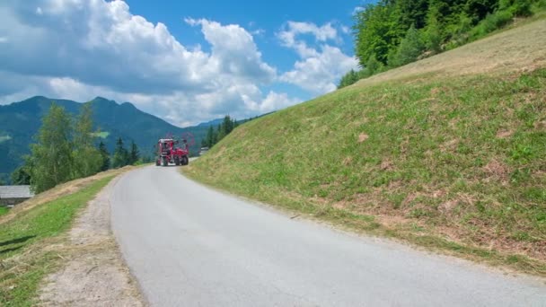 Červený Traktor Jede Betonové Cestě Farmě Den Slunečný Teplý — Stock video