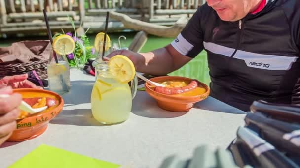 Ein Paar Ist Gerade Dabei Sein Mittagessen Auf Einem Floß — Stockvideo