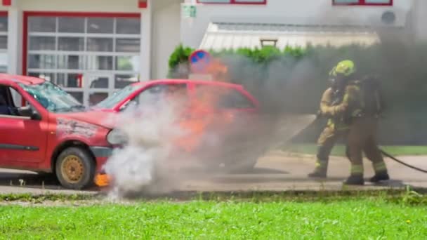 Domzale Slovenien Juli 2018 Två Brandmän Släcker Stor Brand Det — Stockvideo