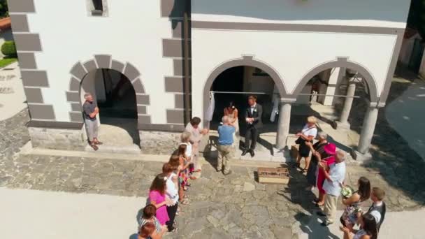 Domzale Slovenia 2018年7月一对年轻夫妇刚刚结婚 现在他们手里拿着两只鸽子 他们会放他们走的 — 图库视频影像