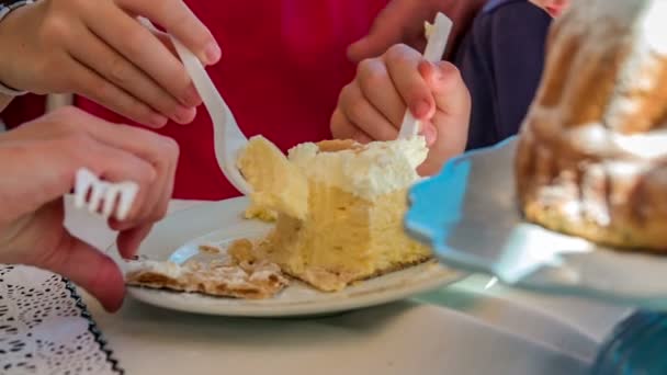 Domzale Slovenia Iunie 2018 Întreaga Familie Este Aproape Terminată Mâncarea — Videoclip de stoc