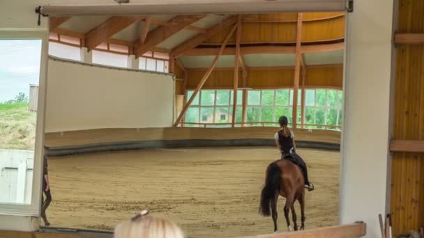 Een Jong Meisje Galoppeert Paardenarena Onder Het Oog Van Haar — Stockvideo