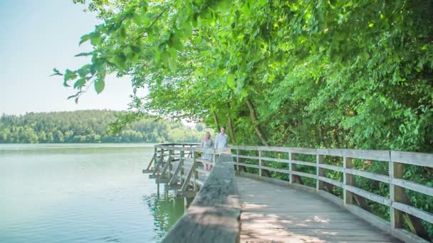 Belo Caminho Madeira Está Indo Redor Lago Jovem Casal Está — Vídeo de Stock