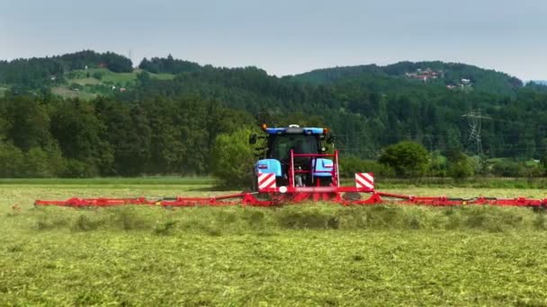 Tractor Azul Atraviesa Campo Granjero Prepara Heno Hay Lindas Colinas — Vídeo de stock