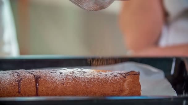 Nauczyciel Powoli Posypuje Czekoladą Ciasto Czekoladowe Później Rozda Swoim Uczniom — Wideo stockowe