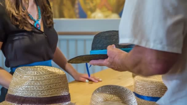 Homme Qui Travaille Dans Boutique Avec Des Chapeaux Paille Met — Video