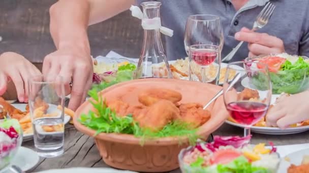 Pyszny Lunch Smażonym Kurczakiem Frytkami Stole Jest Wiele Kolorów — Wideo stockowe