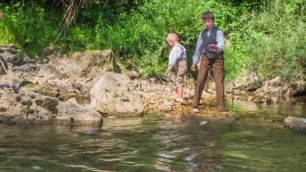 Trois Garçons Jouent Près Eau Chacun Eux Fait Quelque Chose — Video