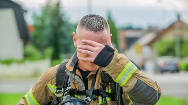 Domzale Slovenia 2018年7月一名消防员完成了一场消防行动 他在擦额头和头发 因为它们都是湿的 他很满意 因为他和他的团队都做了很好的工作 — 图库视频影像