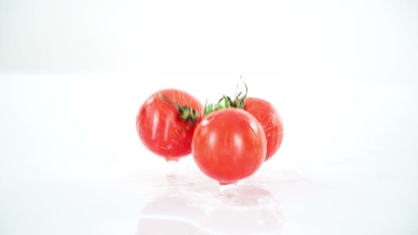 Tiga Tomat Merah Jatuh Dalam Air Atas Meja Ada Air — Stok Video