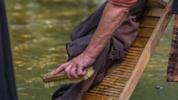 Una Donna Anziana Wahsing Vestiti Una Tavola Legno Fiume Lei — Video Stock