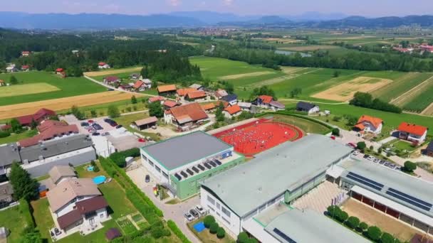 Grande Eslovénia Junho 2017 Uma Grande Escola Está Situada Meio — Vídeo de Stock