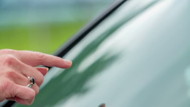 Seorang Wanita Muda Memeriksa Kebersihan Dari Jendela Mobil Dia Mencoba — Stok Video
