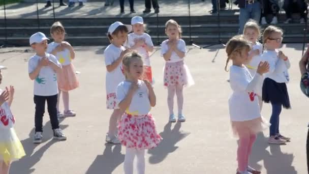 Domzale Slovenia Haziran 2018 Anaokulu Çocukları Kalabalığın Önünde Dans Ediyorlar — Stok video