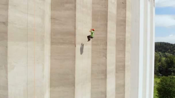 Yeşil Ceketli Bir Dağcı Büyük Bir Binaya Tırmanıyor Hava Güzel — Stok video
