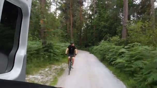 Tânăr Sportiv Își Plimbă Bicicleta Foarte Repede Cale Forestieră Face — Videoclip de stoc