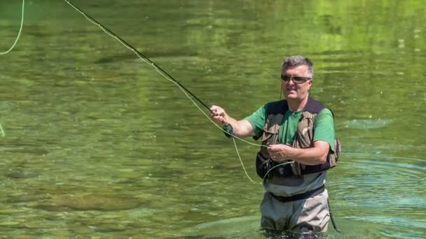 Rybak Rzuca Haczyk Czeka Ryba Złapie Mamy Piękny Letni Dzień — Wideo stockowe