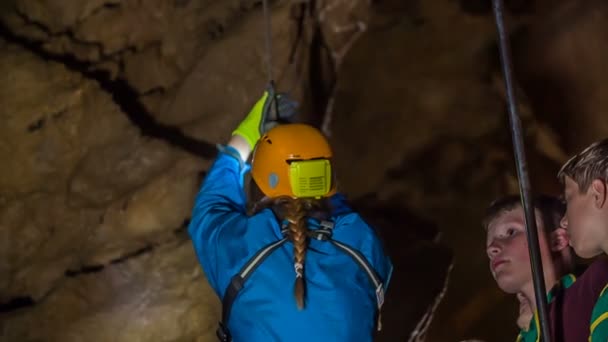 Domzale Slovinsko 2018 Školní Děti Jsou Jeskyni Učí Šplhat Holka — Stock video