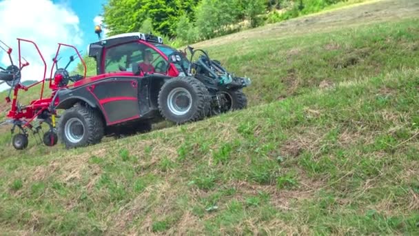 Küçük Kırmızı Bir Traktör Saman Hazırlamaya Başlayacağı Yokuş Yukarı Gidiyor — Stok video