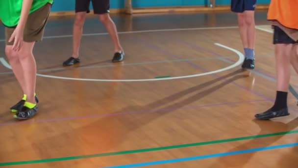 生徒がボールをバックボードに向かって投げつけている みんなバスケットボールをしている彼らのPeで学校のジム — ストック動画