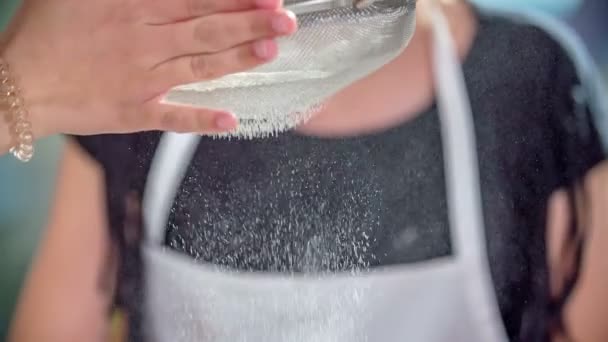Jeden Uczniów Wkłada Mąkę Miski Przez Przesiewacz Dzieci Podekscytowane Ponieważ — Wideo stockowe