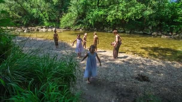 Gadis Berpakaian Lucu Dan Anak Laki Laki Bermain Tepi Sungai — Stok Video