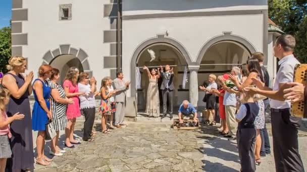 Domzale Slovenia 2018年7月当一对已婚夫妇放飞鸽子时 每个人都在鼓掌 这是一个美丽的婚礼日 — 图库视频影像