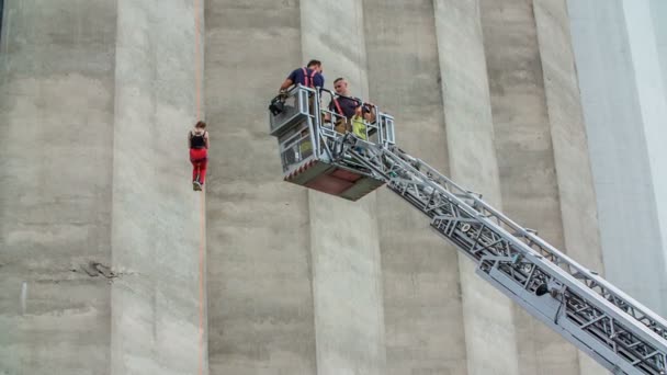 Два Пожарных Приближаются Человеку Который Застрял Взбирался Стену Здания Идут — стоковое видео