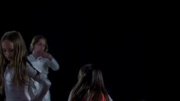 Les Filles Exécutent Une Danse Moderne Dans Une Pièce Théâtre — Video