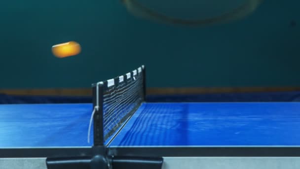 Ένα Κίτρινο Παιχνίδι Αγγίζει Δίχτυ Στη Μέση Του Τραπεζιού Τένις — Αρχείο Βίντεο