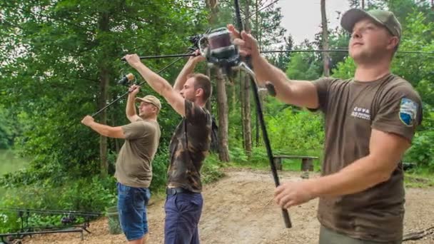 Tři Rybáři Házejí Své Rybářské Pruty Vody Aby Chytili Nějakou — Stock video