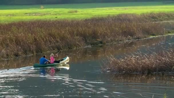 Ein Kanu Mit Einem Paar Darin Steht Inmitten Eines Flusses — Stockvideo