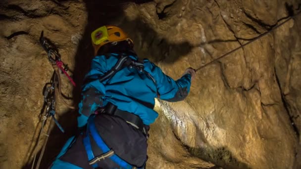 Domzale Slovenia 2018年7月一名登山者悬吊在绳索上 正在探索洞穴 他还使用了头盔顶部的灯 — 图库视频影像