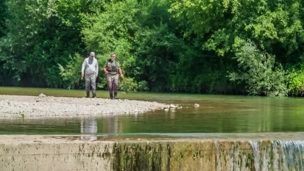 Två Fiskare Går Flodstranden Och Förbereder Sig För Att Fiska — Stockvideo