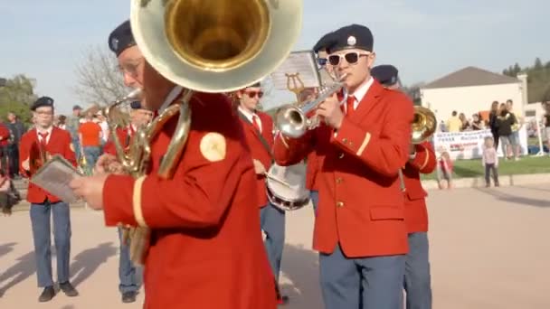 Domzale Slovenien Juni 2018 Brass Bandmedlemmar Går Rak Linje Och — Stockvideo