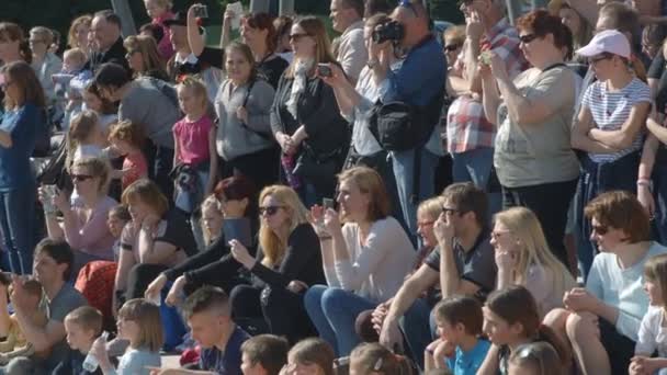 Domzale Slovenien Juni 2018 Publiken Antingen Tittar Eller Spelar Föreställningar — Stockvideo