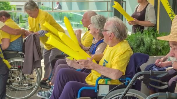 Domzale Eslovénia Maio 2018 Idosos Estão Usando Camisas Amarelas Eles — Vídeo de Stock