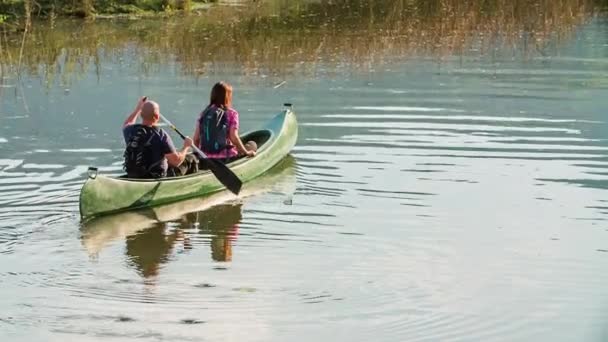 남녀는 천천히 강에서 노젓는 그들은 아름다운 자연을 관찰하고 뿐입니다 카르스트 — 비디오