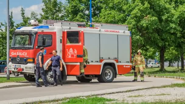 Domzale Slovenia 2018年07月消防士のチームが消防車になっている 彼らはトレーニングセッションを持っています — ストック動画