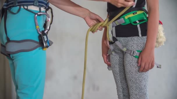 Una Maestra Está Preparando Estudiante Para Empezar Escalar Muro Escalada — Vídeos de Stock