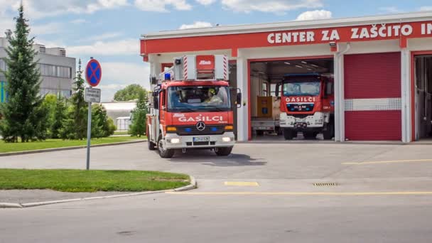 Domzale Slovenia 7月2018消防車がガレージに戻ってきています 消防士は緊急訓練を受けた — ストック動画