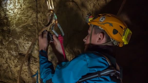 Doemzale Slovenië Juli 2018 Een Klimmer Gebruikt Sluitkarabijnhaken Een Touw — Stockvideo