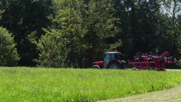 Traktor Odjíždí Polí Pěkné Lesní Cestě Ním Spojen Zemědělský Stroj — Stock video