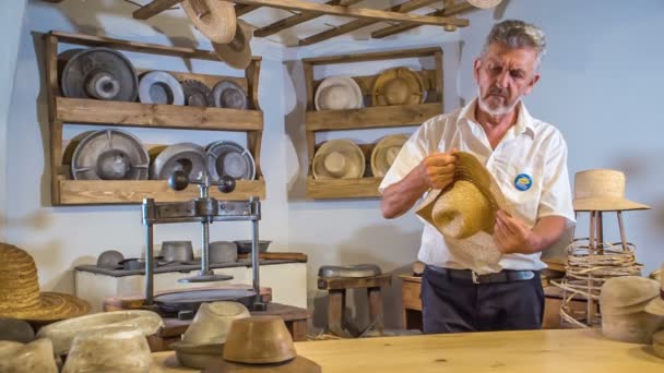 Muž Který Pracuje Muzeu Slaměnými Klobouky Jeden Upravuje Kontroluje Jestli — Stock video