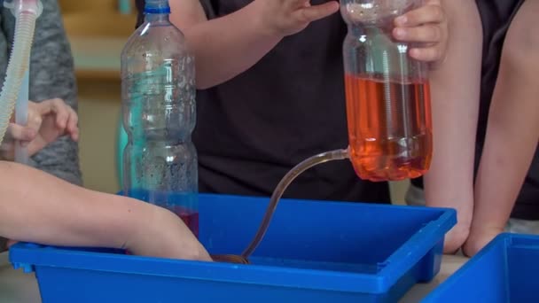 Rote Flüssigkeit Gelangt Durch Einen Schlauch Von Einer Plastikflasche Zur — Stockvideo