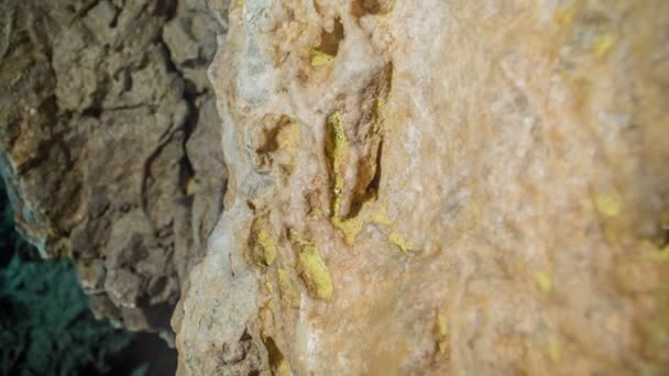 Zalec Celje Slovenia 2017年5月在洞穴的滴石板上有一个黄色的表面 斯洛文尼亚中部的Cave Pekel — 图库视频影像