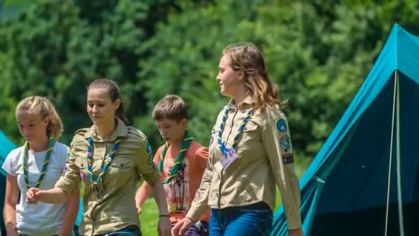 Domzale Slovenien Juli 2018 Några Spejare Kommer Ett Tält Och — Stockvideo