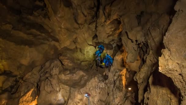 Domzale Slovenia 2018年7月两个人在洞穴里爬上了墙壁 他们在探索什么 — 图库视频影像