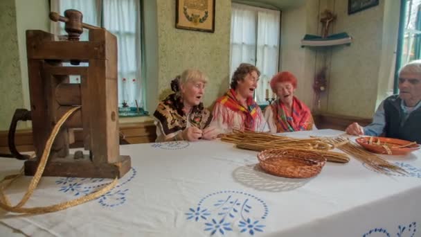 Quattro Anziani Stanno Cantando Tavolo Uomo Ascolta Solo Quattro Donne — Video Stock